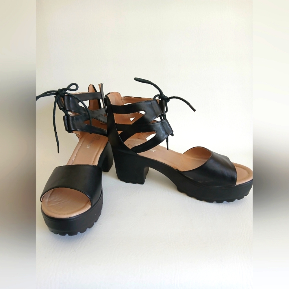 Women's KOI Footwear black faux leather open toe platform shoe lug sole Sz8M